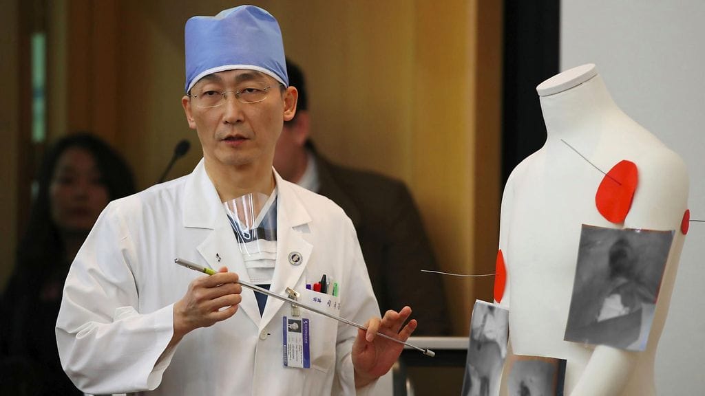 Eteläkorealaislääkäri Lee Cook-Jong kertoo, miten ampumahaavoija saaneen sotilaan leikkaus sujui.