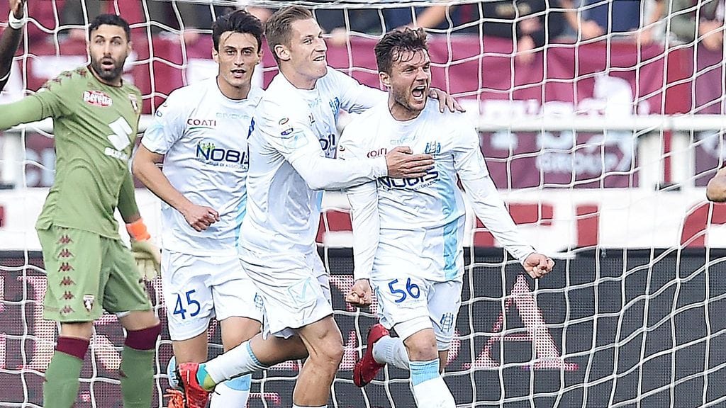 Perparim Hetemaj juhli maaliaan riehakkaasti.