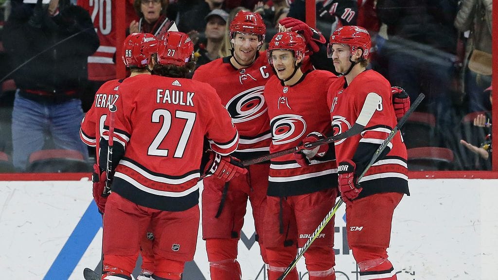 Sebastian Aho (toinen oik.) ja Teuvo Teräväinen (vas.) olivat taas vedossa.