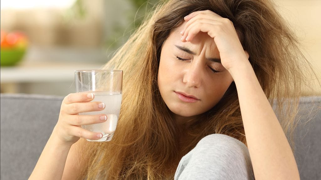 Krapulassa erityisesti nesteytykseen kannattaa kiinnittää huomiota: vettä tulisi nauttia pitkin päivää.