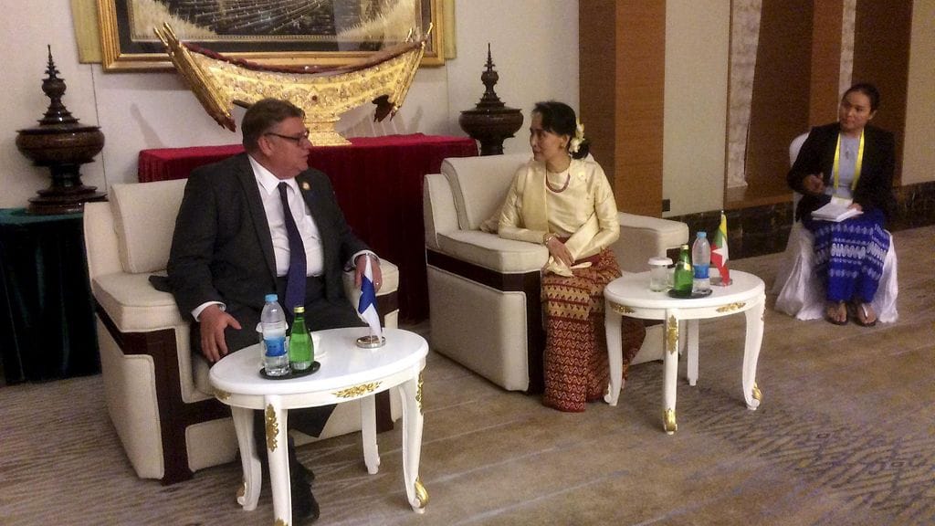 Ulkoministeri Timo Soini tapasi Myanmarin valtiokansleri ja ulkoministeri Aung San Suu Kyin 20. marraskuuta 2017 Naypyidawissa, Myanmarissa.