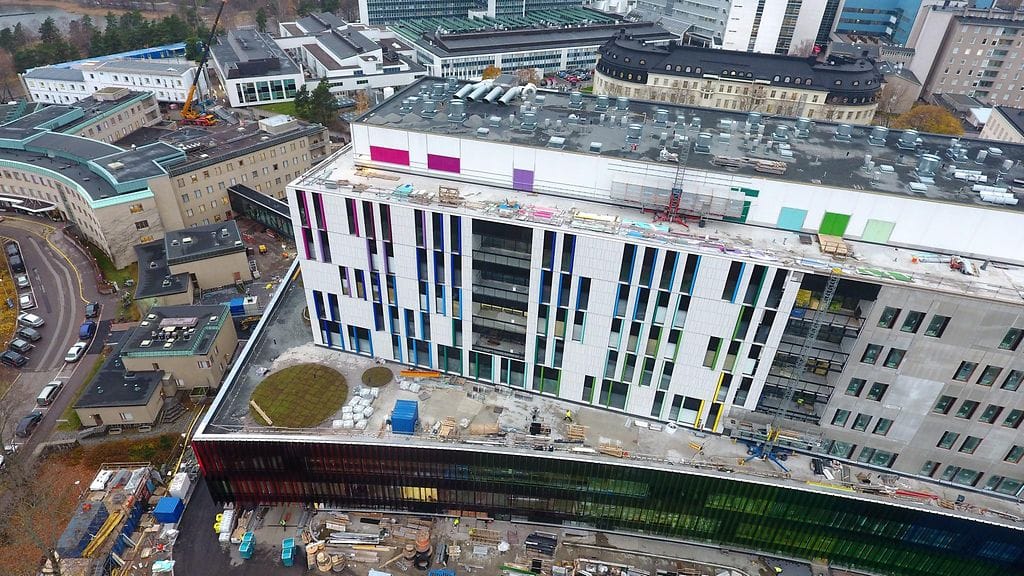 Uuden Lastensairaalan rakennustöiden valvontatehtäviä hoitanut Haahtela-rakennuttaminen Oy pitää rakennuksesta löytyneiden virheiden määrää vähäisenä.