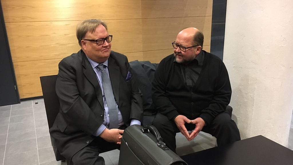 Entinen europarlamentaarikko ja ortodoksipappi Mitro Repo (oik.) asianajajansa Matti Penttisen kanssa Helsingin käräjäoikeudessa tänään.