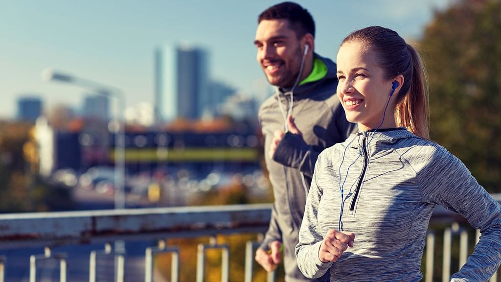Varsinkin liikkuminen ulkosalla parantaa ihon pintaverenkiertoa ja väriä. Kuvituskuva.