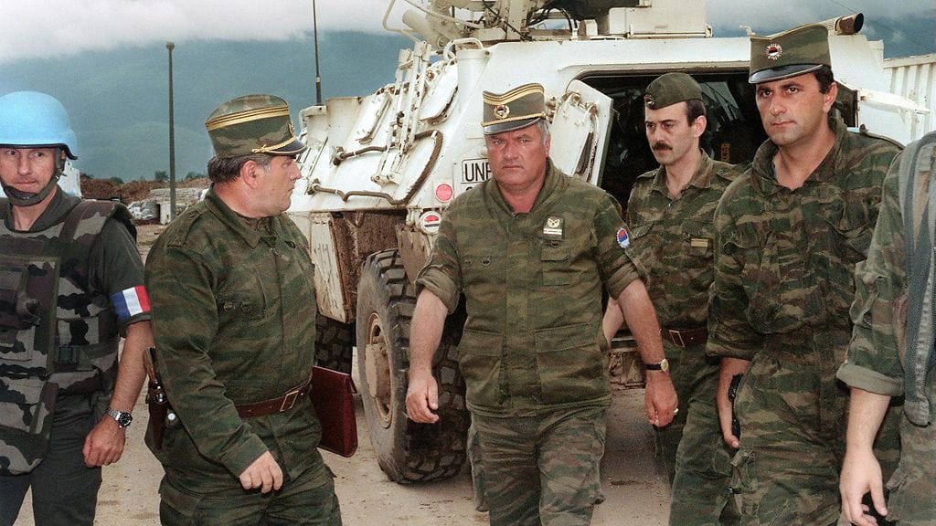 Ratko Mladic saapui Sarajevon lentokentälle elokuussa 1993 neuvottelemaan serbijoukkujen vetäytymisestä.