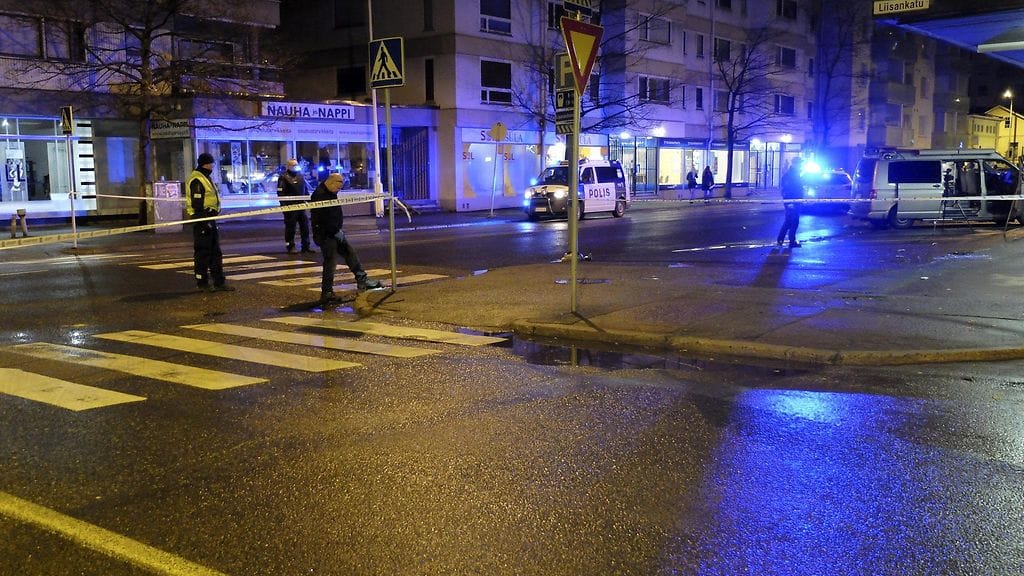 Poliisi eristi tapahtumapaikan sporttibaari Wanhan Koneran edustalla Porissa aamuyöllä 19. marraskuuta 2017. Porin keskustassa ammuttiin keski-ikäistä miestä keskivartaloon sunnuntain vastaisena yönä. Hänellä ei poliisin mukaan ollut välitöntä hengenvaaraa. Poliisi sai yöllä ilmoituksen, jonka mukaan miestä oli ammuttu Antinkadun ja Liisankadun risteyksen paikkeilla. Poliisi otti jo yöllä kiinni yhden miehen, joka ilmoittautui ampujaksi.