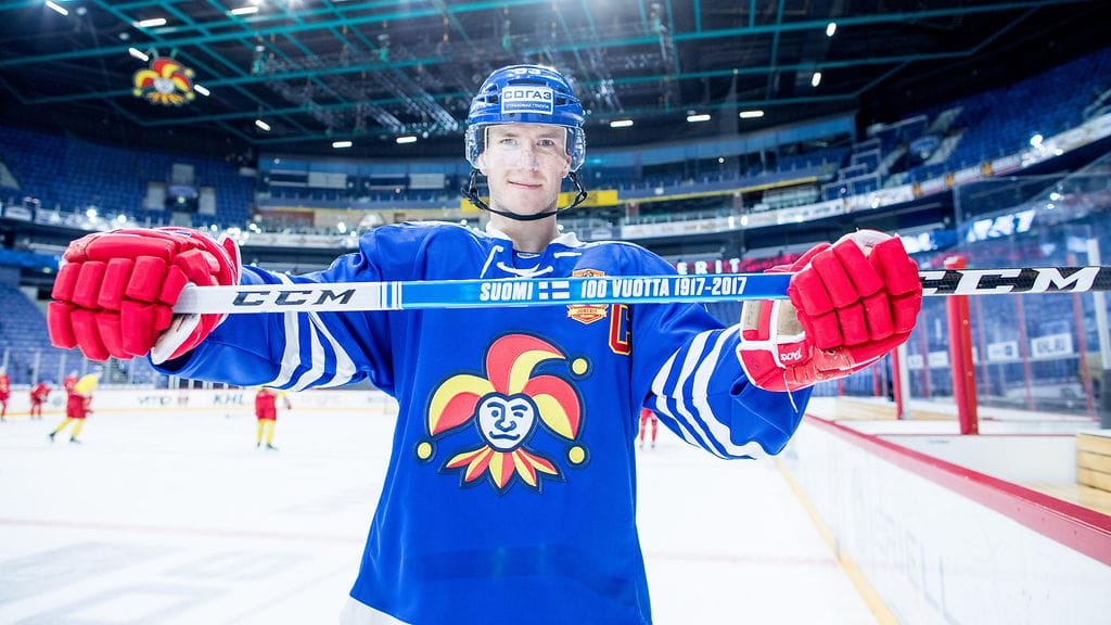 Peter Regin esittelee Jokereiden ulkoilmaottelun peliasukokonaisuutta.