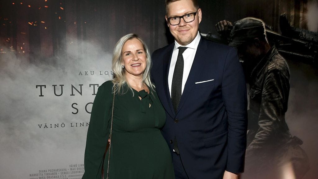 SDP:n kansanedustaja Antti Lindtman ja vaimo Kaija Stormbom saapuivat eduskunnan elokuvailtaan katsomaan Aku Louhimiehen ohjaamaa elokuvaa Tuntematon sotilas Helsingissä 19. lokakuuta 2017.