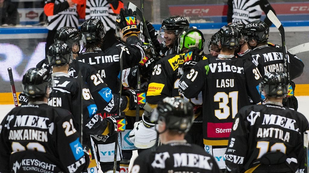 Kärpät juhli voittoa SM-liigan kärkikamppailussa.