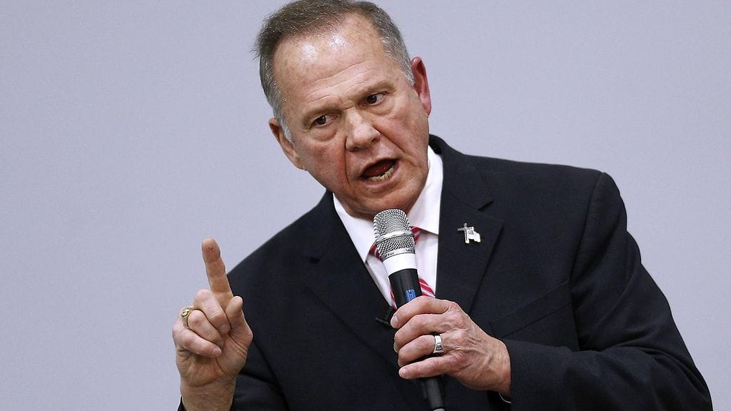 Yhdeksän naista on syyttänyt 70-vuotiasta Moorea ahdistelusta.