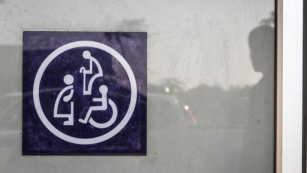 Salaa raskaana ollut tyttö joutui synnyttämään julkisessa vessasssa.