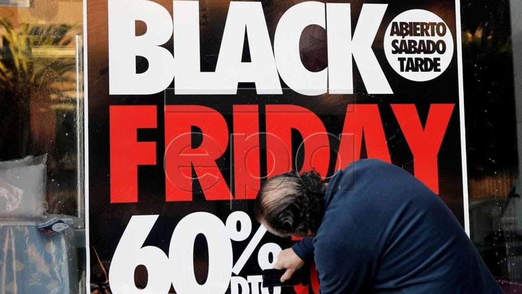 Mies kiinnittämässä ilmoitusta tarjouksista.