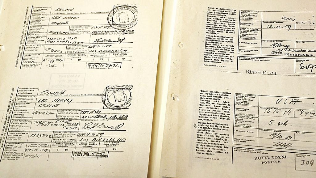 Lee Harvey Oswaldin hotellikortit ja niiden kääntöpuolet suojelupoliisin arkistossa. Ylempänä Klaus Kurjen ja alempana hotelli Tornin kortit.