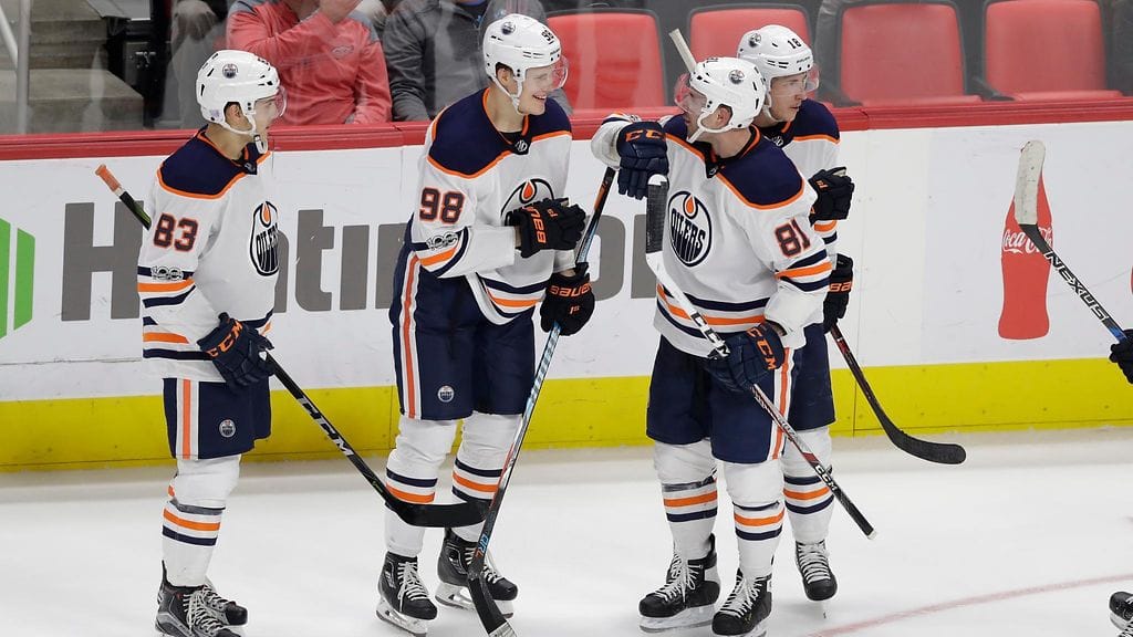 Jesse Puljujärvi (kesk.) juhli NHL-kauden toista maaliaan.