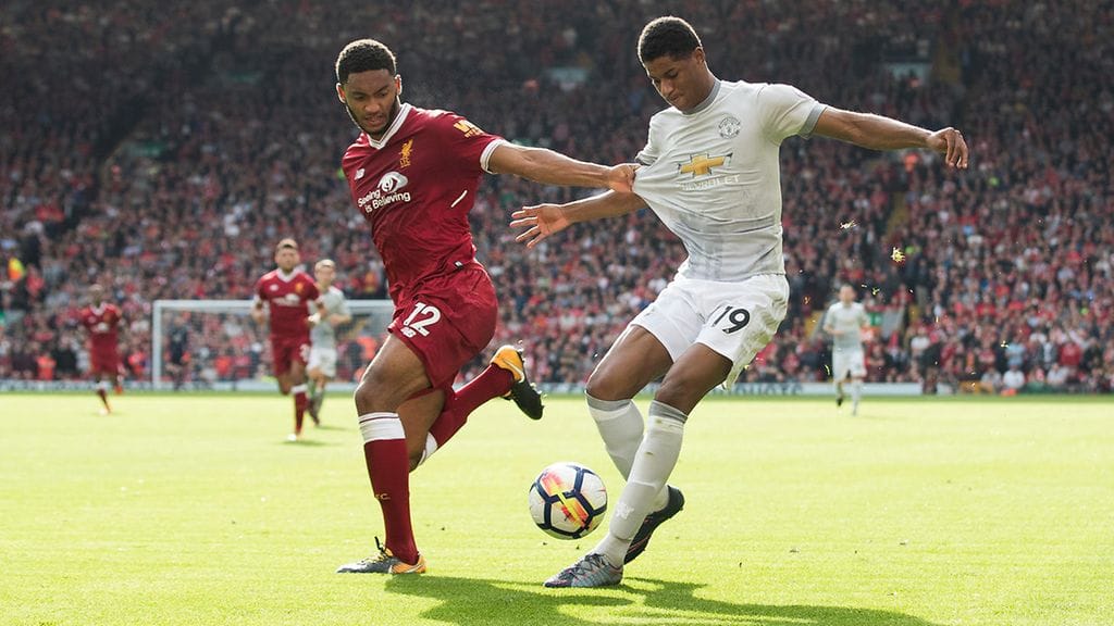 Liverpoolin Joseph Gomez ja Man Unitedin Marcus Rashford Valioliigan ottelussa lokakuussa.