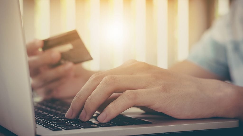 Luottokorttitietoja luovuttaessaan tulee käyttää valppautta ja harkintaa. Kuvituskuva.