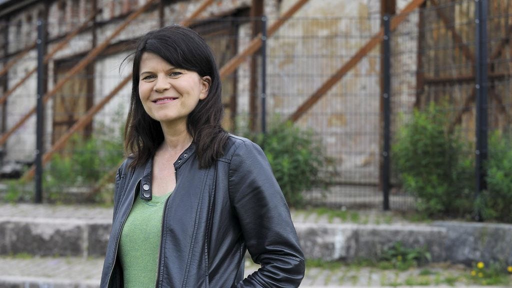 Outi Alanko-Kahiluoto koki lapsuudessaan köyhyyttä ja koulukiusaamista. Hän tietää, että lapsuuden rankat kokemukset voivat vaivata vielä pitkään aikuisiässä.