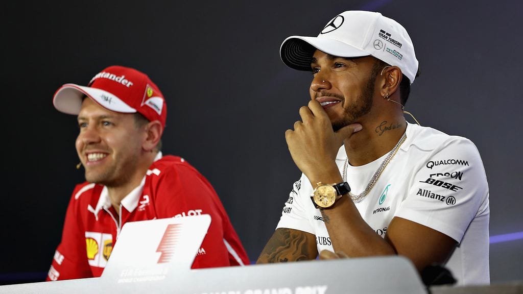 Sebastian Vettel (vas.) ja Lewis Hamilton esiintyivät veljellisesti kauden viimeisen kisan lehdistötilaisuudessa Abu Dhabissa.