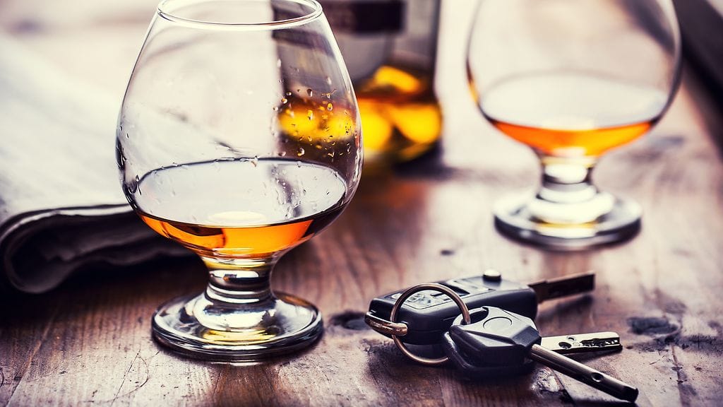 Alkoholia nauttiessa autolla ajo tulee unohtaa. Kuvituskuva.