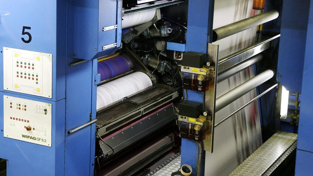 Kuvituskuva. Sanomalehtiä painossa.