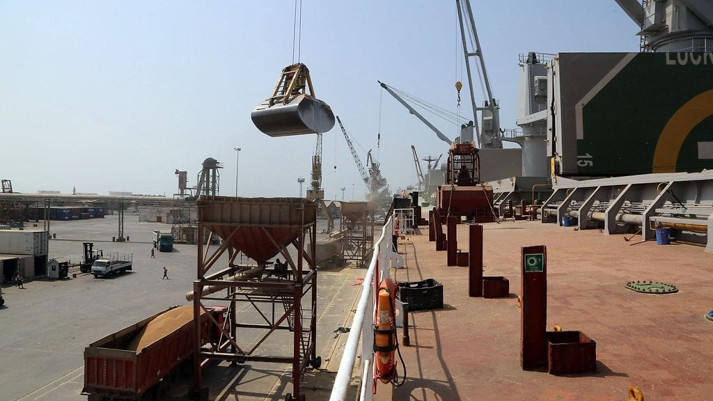 Rahtialuksen lastia purettiin Jemenissä kalpinallisten hallitsemassa satamassa Punaisen meren rannalla Hodeidassa.