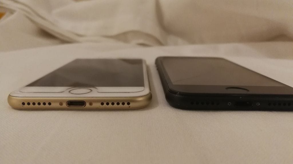 Olisitko tunnistanut, että musta puhelin on väärennös?