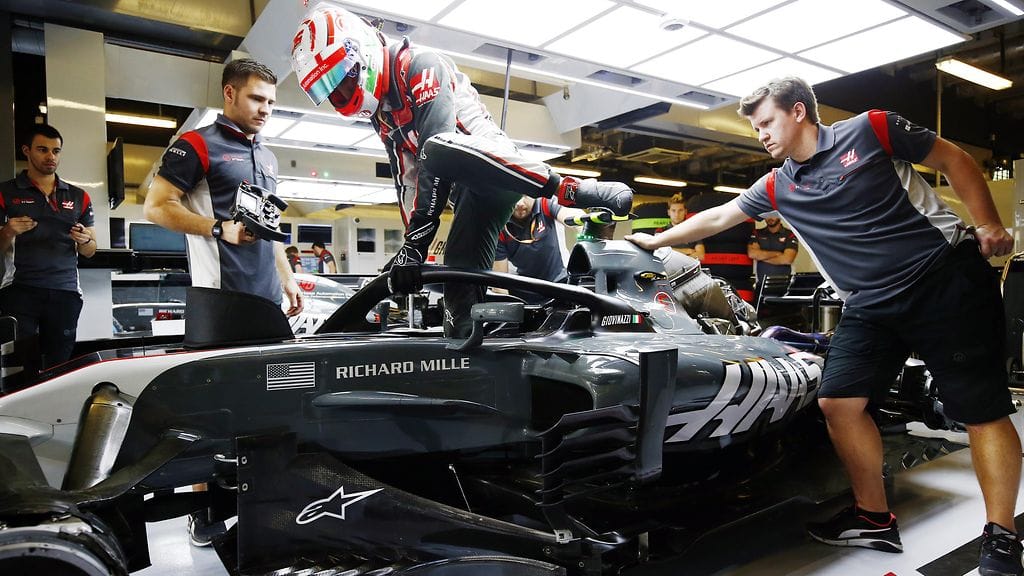 Romain Grosjean kiipeää ulos turvakaarella suojatusta ohjaamostaan Abu Dhabissa.