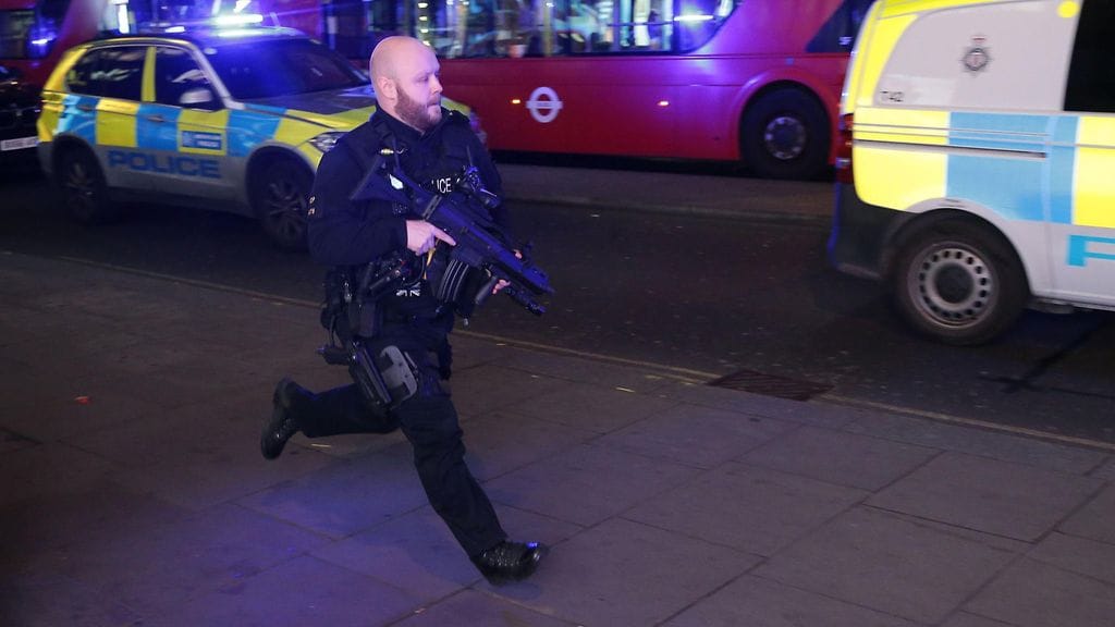Aseistettu poliisi juoksemassa Oxford Streetillä