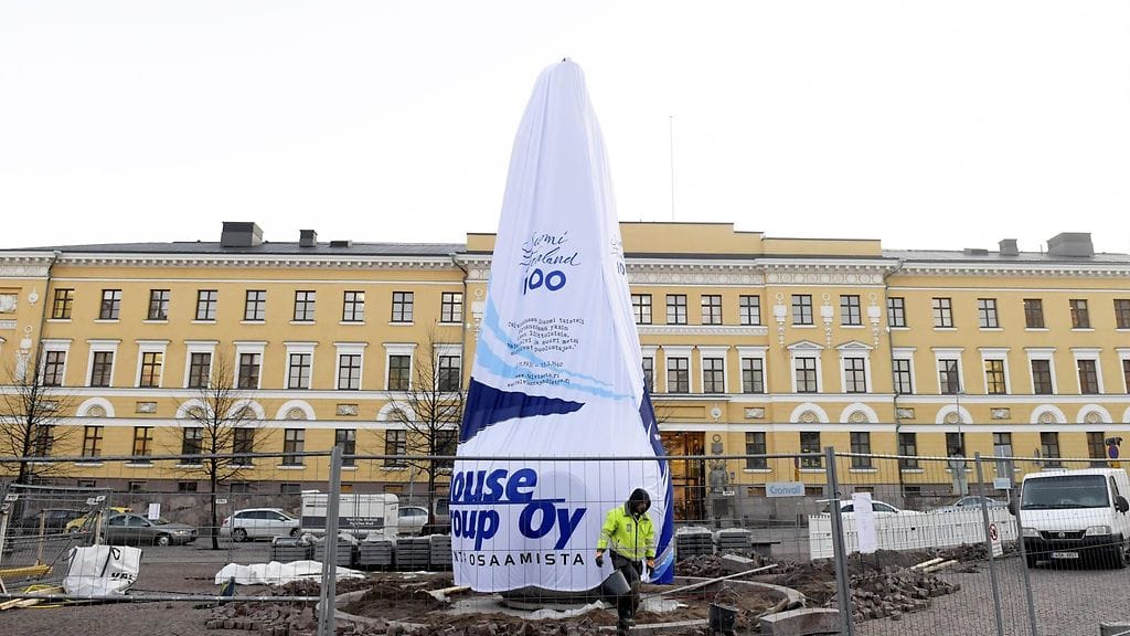 uvanveistäjä Pekka Kauhasen työ Valon tuoja, talvisodan kansallinen muistomerkki, odottaa julkistustilaisuutta Kasarmintorilla Helsingissä, 15. marraskuuta 2017. Korkeutta patsaalla on noin 10,6 metriä ja painoa 6¡000 kiloa.