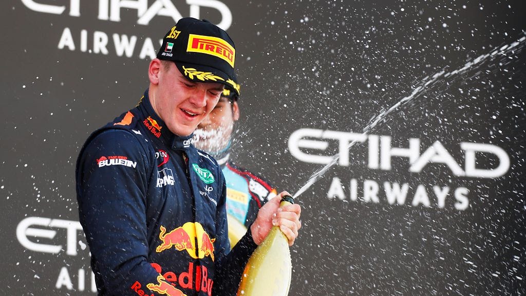 Niko Kari jatkaa GP3-sarjassa.