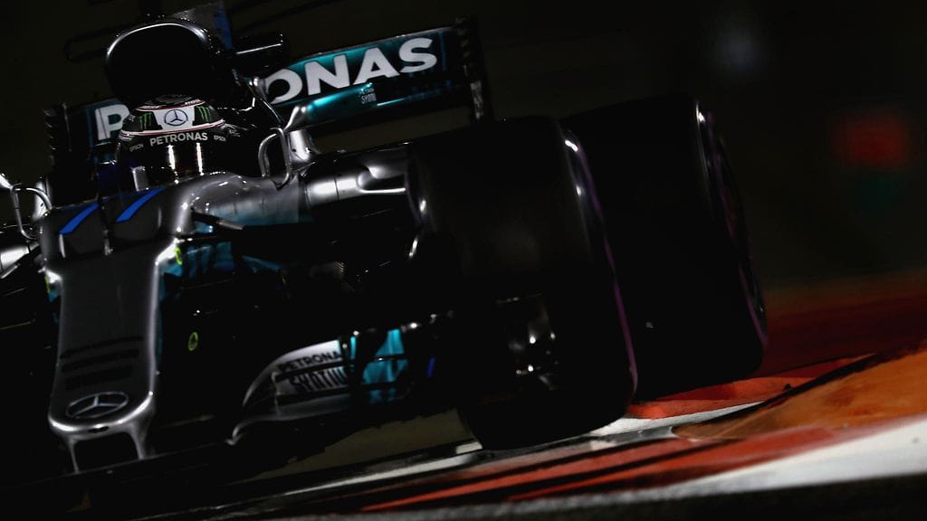 Valtteri Bottas Abu Dhabin iltavaloissa.