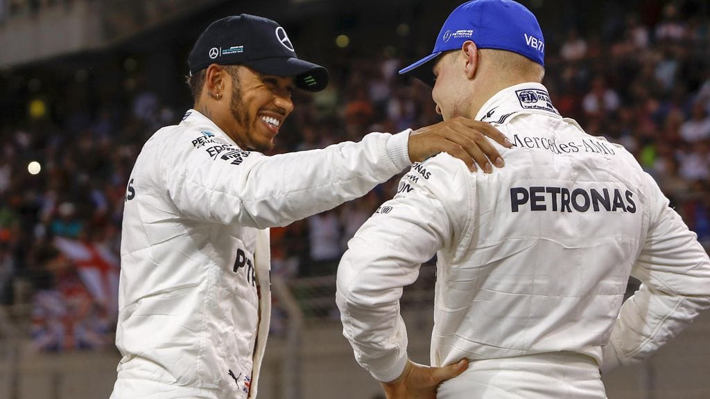 Lewis Hamilton onnitteli Valtteri Bottasta aika-ajon jälkeen.