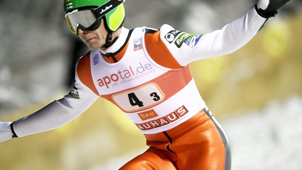 Janne Ahosen tuli alas joukkuekisassa 111,5 metrin kohdalla.