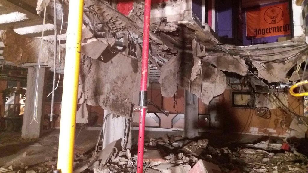 Juhlijoista osa tippui kellariin osan tanssilattiasta romahdettua.