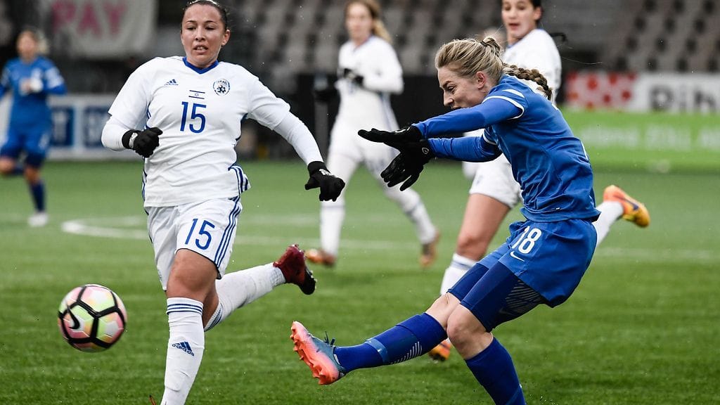 Tämä Linda Sallströmin laukaus ei mennyt maaliin, mutta muista tilanteista hän iski Suomelle kaksi osumaa Israelia vastaan.