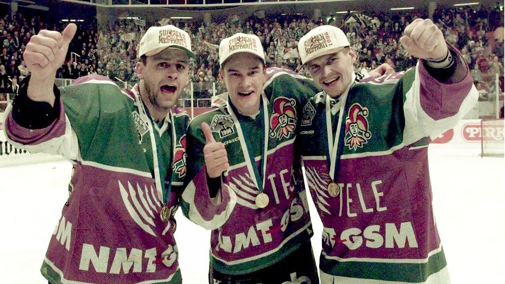 Otakar Janecky, Juha Lind sekä Ari Sulander juhlimassa Jokereiden kauden 1995-96 Suomen mestaruutta.