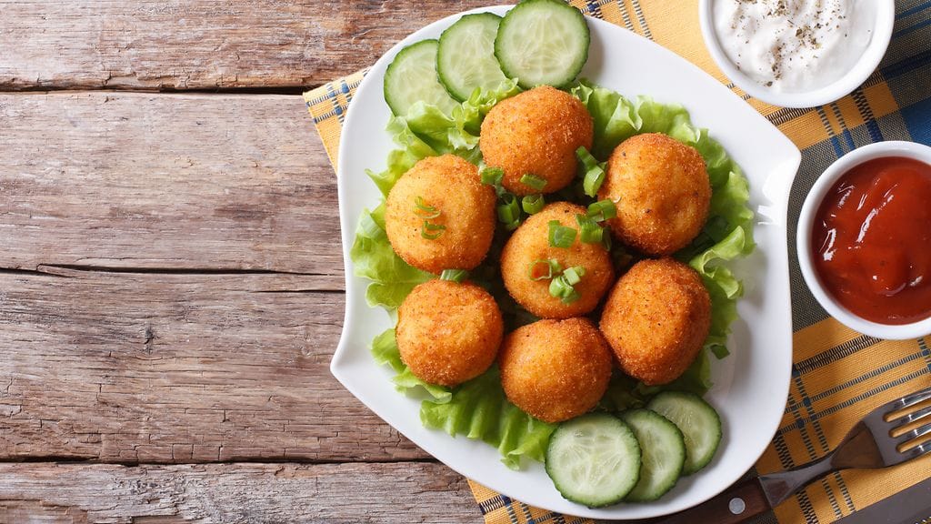 Ylijääneen perunamuussin voi käyttää esimerkiksi uppopaistettuihin perunapalleroihin. Kuvituskuva.