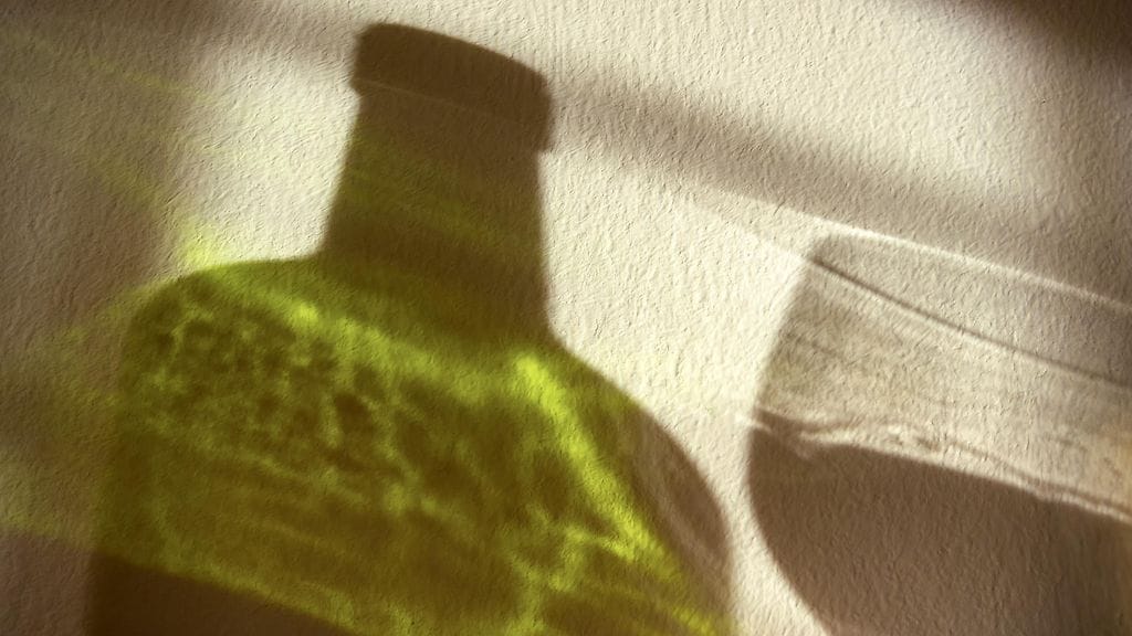 Se, että ihminen elää kylmässä ja pimeässä maassa, johtaa todennäköisemmin runsaaseen juomiseen.