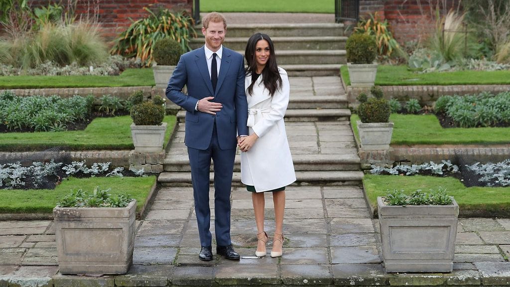 Prinssi Harry ja Meghan Markle hymyilivät valokuvaajille Kensingtonin palatsin puutarhassa 27. marraskuuta 2017.