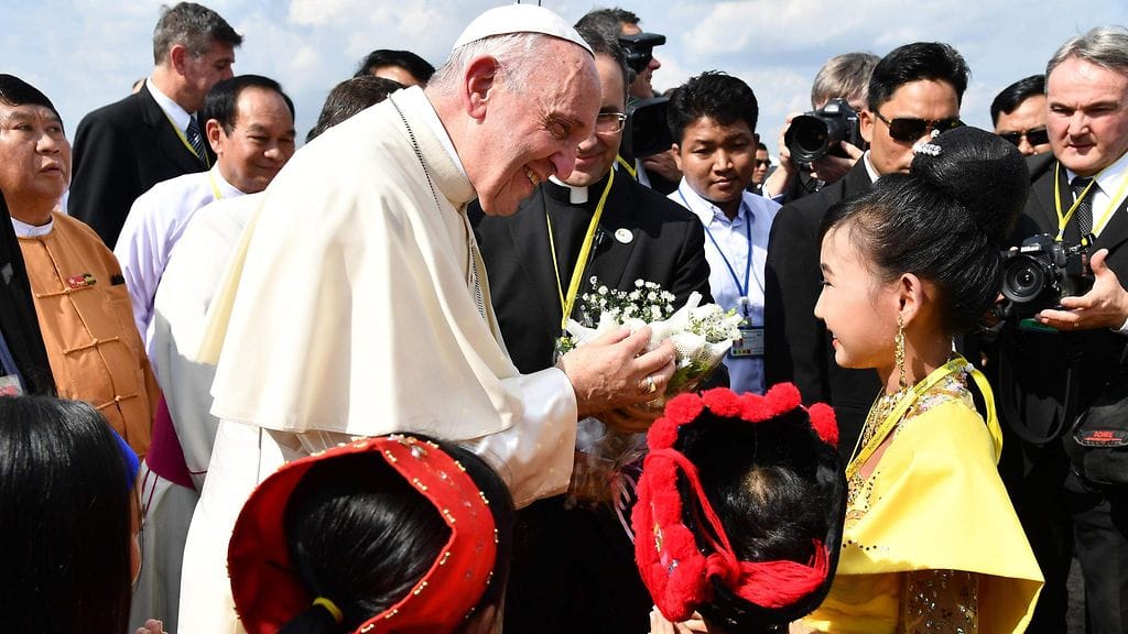Lapset tervehtivät paavi Franciscusta Myanmarin suurimman kaupungin Yangonin lentokentällä tänään.