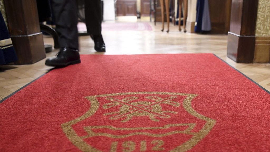 Pörssisäätiön Pörssitalon tiloissa vuokralaisena toimiva Pörssiklubi ei ota jäsenekseen naisia.