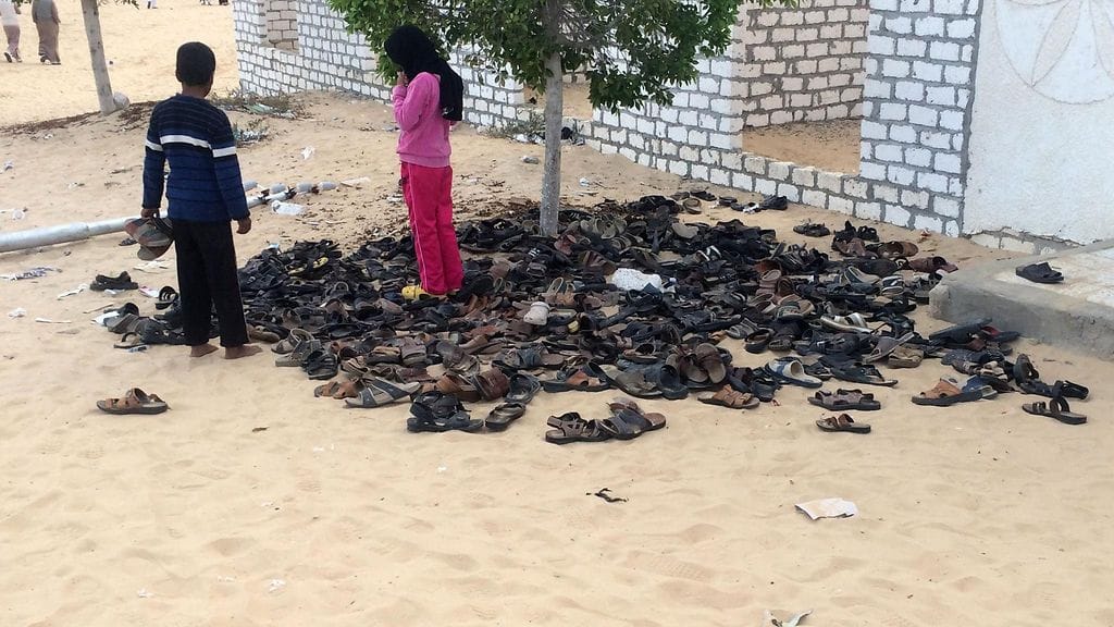 Jäljelle jäi vain kasa kenkiä. Egyptin Siinaissa moskeijaan tehty terrori-isku vaati yli 300 ihmisen hengen. Uhrien kenkiä jäi moskeijan edustalle paikalle saapuneiden lasten hämmästeltäväksi.