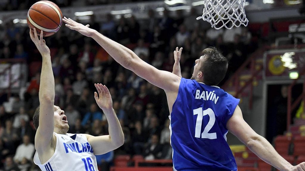 Tshekin Ondrej Balvin blokkasi Suomen Anton Odabasin heiton.