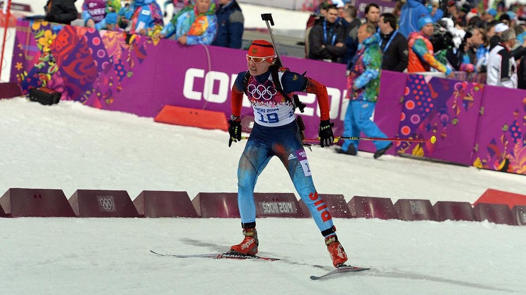 Jana Romanova Sotshin olympialaisten ampumahiihdossa vuonna 2014.