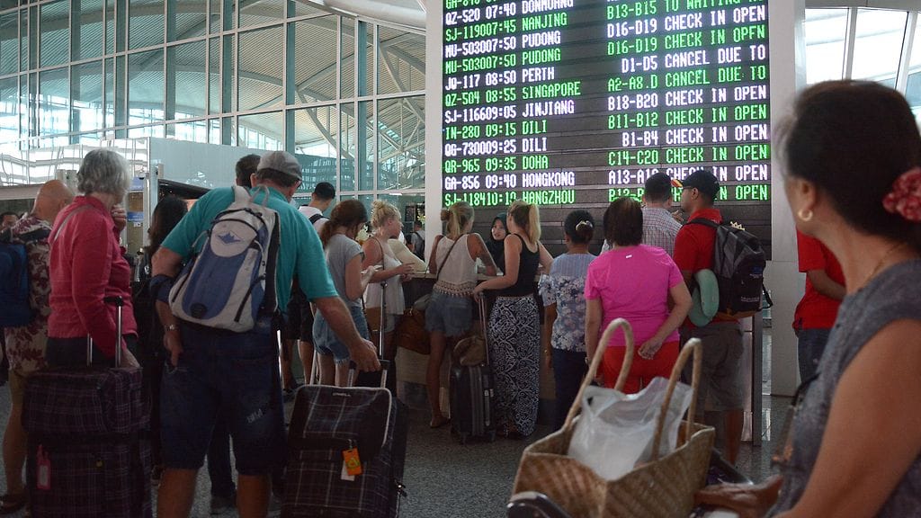 Matkailijoita Balin lentoasemalla Denpasarissa 27. marraskuuta 2017.