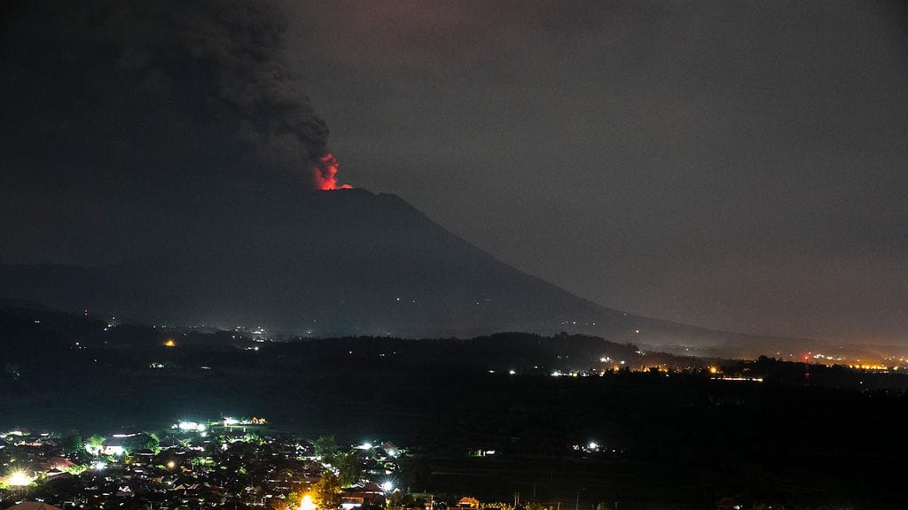Agung-tulivuori sylki taivaalle tuhkaa Balilla, Indonesiassa 27. marraskuuta 2017.