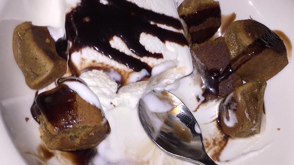 Piparitaikinapalat voi paistaa pannulla ja heittää jäätelön sekaan – nam!