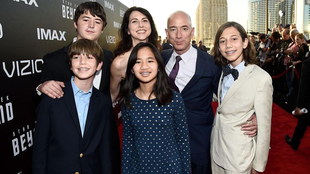 Verkkokauppa Amazonin perustaja Jeff Bezos perheineen.