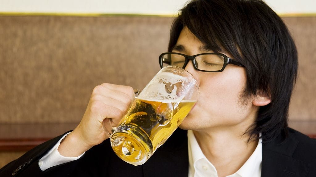 Väärällä pysäkillä jäämistä voi ennaltaehkäistä juomalla vähän vähemmän. Kuvituskuva.