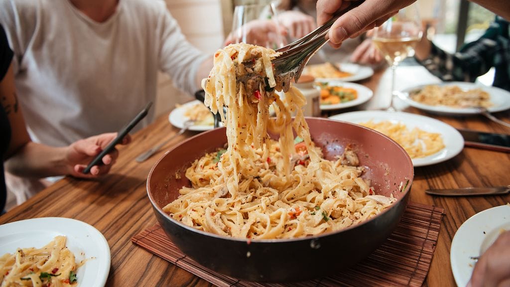 Jos pastaa tekee mieli santsata, voi syytä löytyä navan kohdalta. Kuvituskuva.